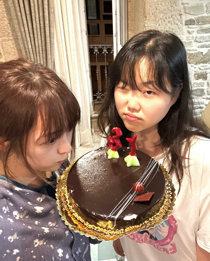 Kim Bora and AKMU’s Lee Su-hyun Enjoy Santiago Pilgrimage Together