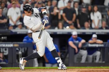 Today's victory, let's enjoy it for just 10 minutes, and Guerrero's two-run shot to death in the jersey's three-run shot, and the Yankees won and lost 1-2 in a come-from-behind victory