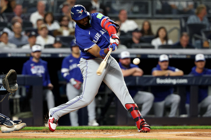 Today's victory, let's enjoy it for just 10 minutes, and Guerrero's two-run shot to death in the jersey's three-run shot, and the Yankees won and lost 1-2 in a come-from-behind victory