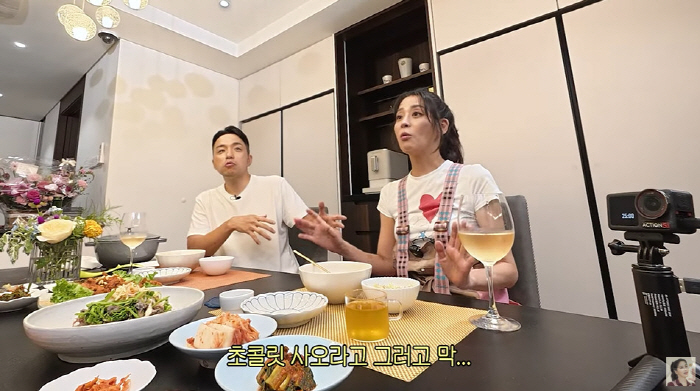 50-year-old Han Go-eun, confesses to menopausal symptoms, gains 2kg, and craves chocolate that she hasn't eaten (Go-eun, Han Go-eun)