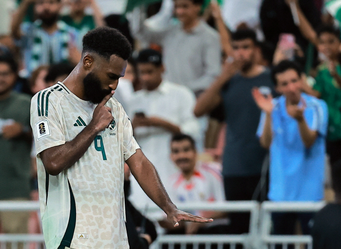 I didn't lose when I was Shin Taeyong! Defeat against Saudi Arabia → Inni fans who are frustrated and go to North Korea and the U.S. crossfire at the president of their own soccer association