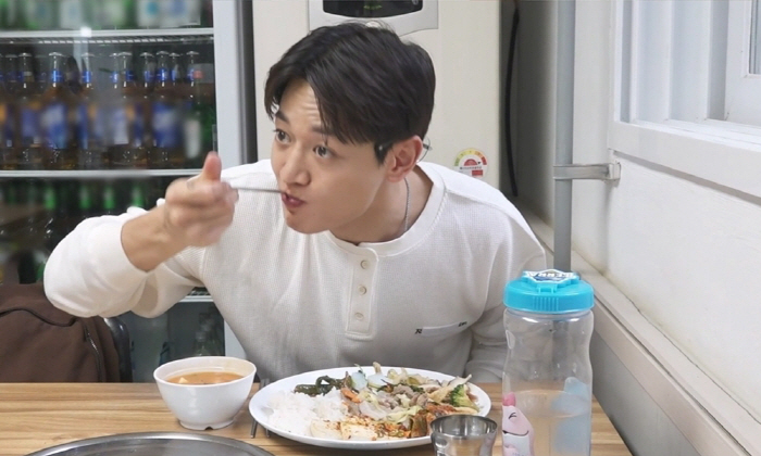 I think I'm going to go to a hotel restaurant only...SHINee Minho is a regular at a Korean buffet → He eats everything (Na Hon-san)