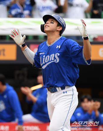 Jaehyun, are you the only one playing? Kim Young-woong, a classmate, responds like a thousand golds. Two-run shot → Groggy white steel plate 