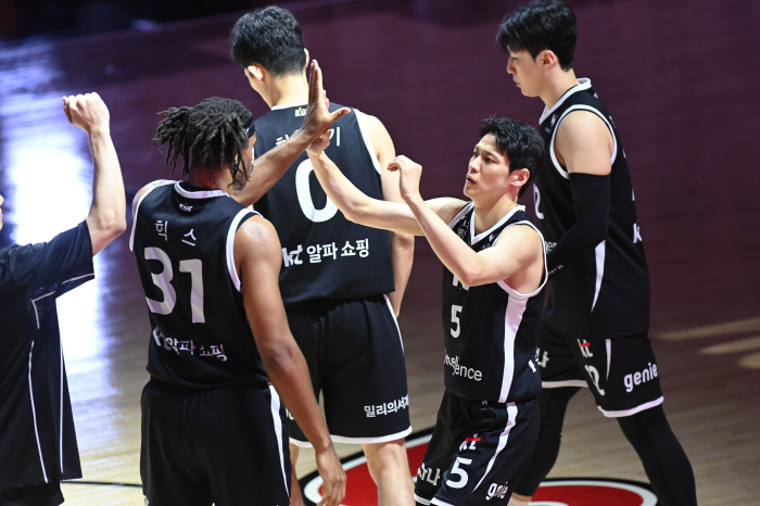  Kim Sun-hyung's decisive 3-point  Higgs double-double. KT overpowered Samsung 74 to 66, and led by 3 wins and 1 loss. dominate KT's suffocation defense game
