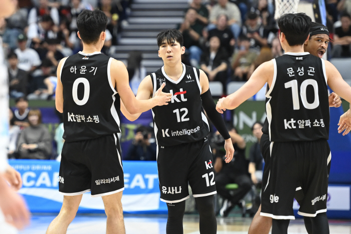  Kim Sun-hyung's decisive 3-point  Higgs double-double. KT overpowered Samsung 74 to 66, and led by 3 wins and 1 loss. dominate KT's suffocation defense game