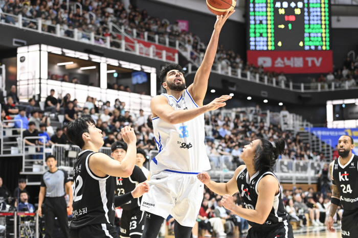  Kim Sun-hyung's decisive 3-point  Higgs double-double. KT overpowered Samsung 74 to 66, and led by 3 wins and 1 loss. dominate KT's suffocation defense game