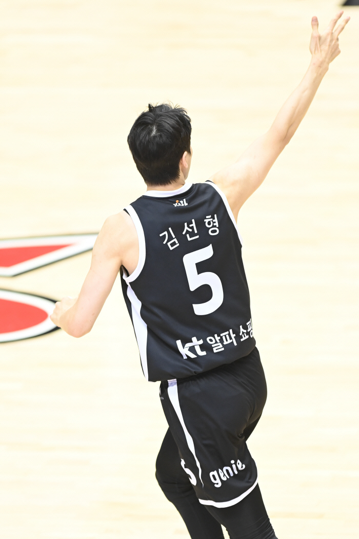  The decisive 3-point KT Kim Sun-hyung solved the clutch after a long time. Hicks screen shows Moon Sung-gon's offensive rebound energy