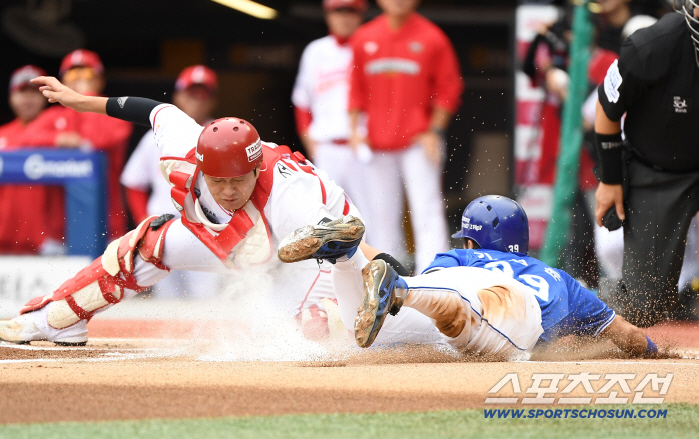  Catcher Cho Hyung-woo stops Kim Sung-yoon from scoring