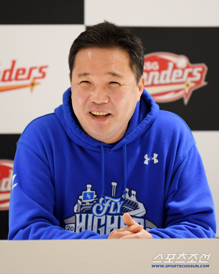  Coach Park Jin-man enjoys fall baseball