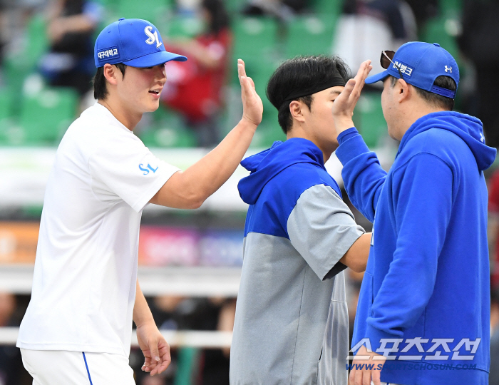  Director Park Jin-man high-fives with Lee Ho-sung