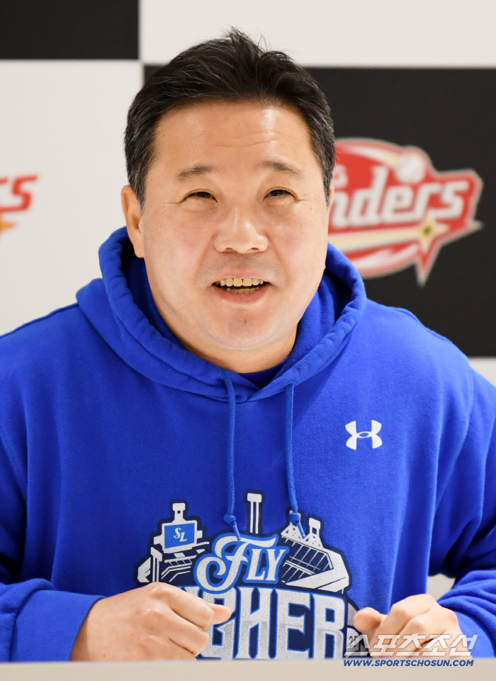  Director Park Jin-man smiles