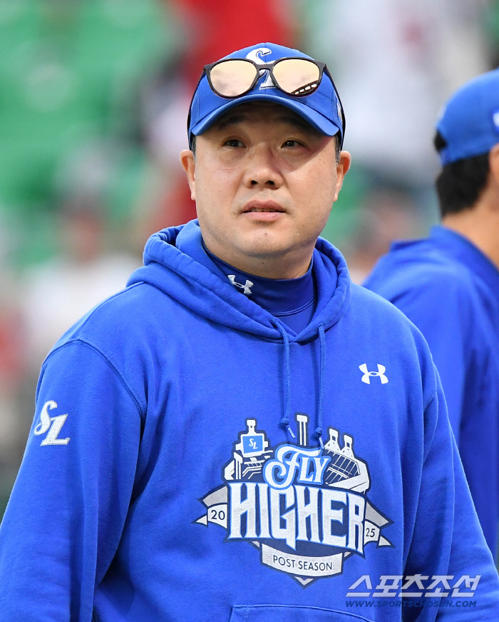  Director Park Jin-man smiles