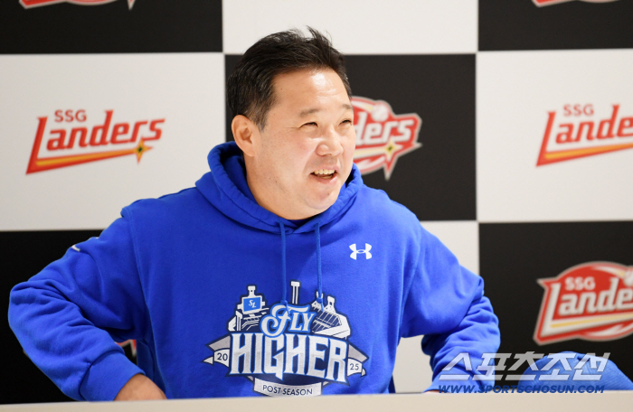  Director Park Jin-man starts the interview with a smile