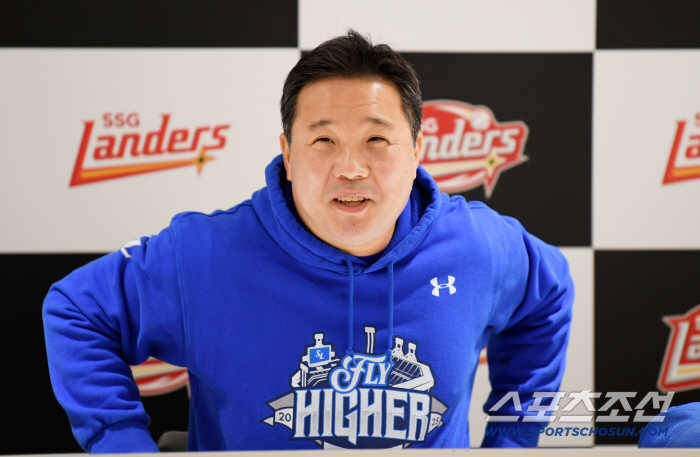  Director Park Jinman's smile