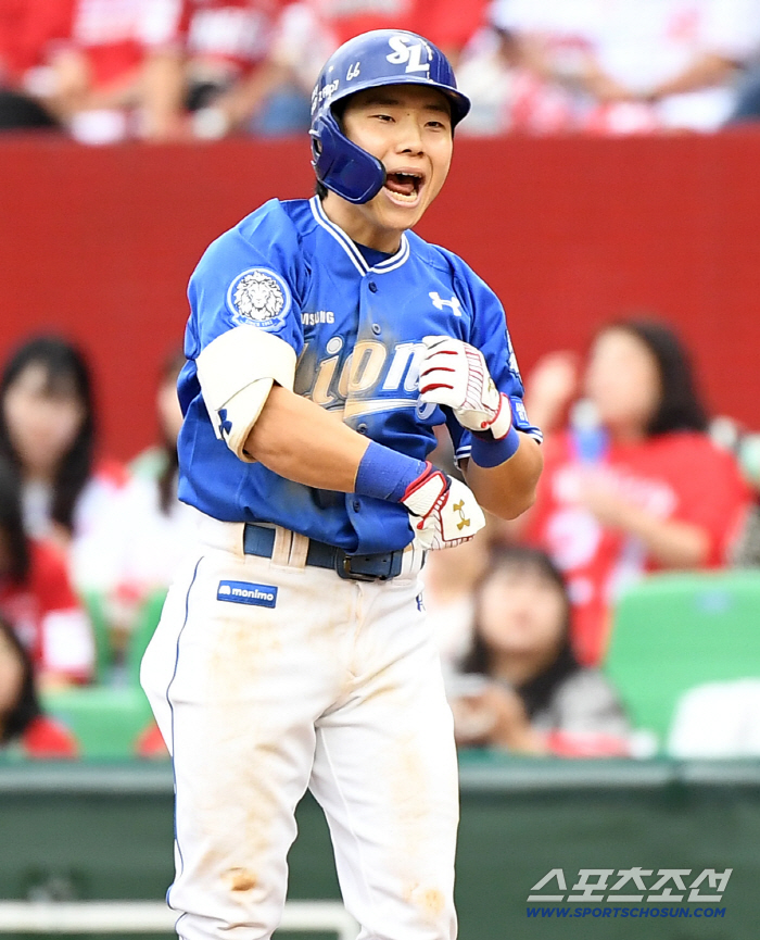  Kim Ji Chan's cheers for a timely hit