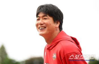  Kim Kwang Hyun smiles