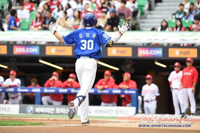  KIM YOUNG WOONG made a two-run shot