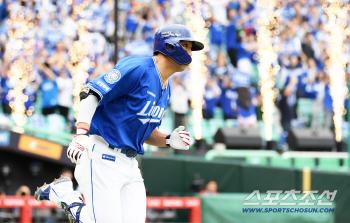  Kim Young-woong reports a two-run shot in fall baseball