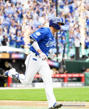  KIM YOUNG WOONG, two-run shot, bang