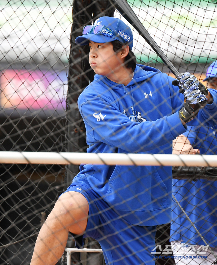  Koo Ja-wook is working hard on batting training