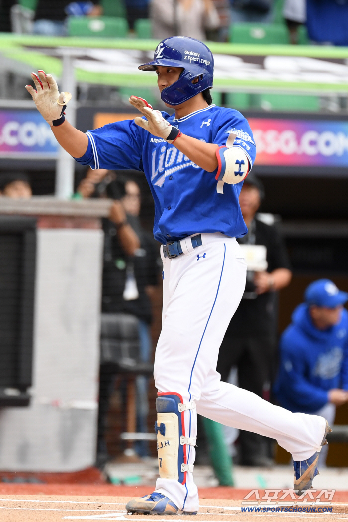  Lee Jaehyun, the leadoff hitter, solo shot for the first pitch