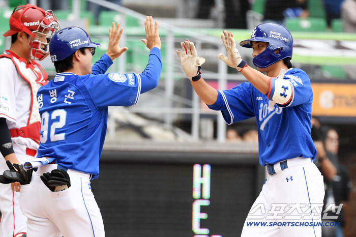  Lee Jaehyun, the leadoff hitter, solo shot for the first pitch