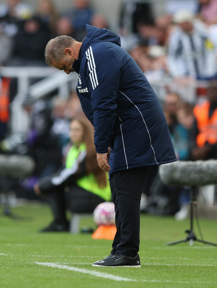 Tomorrow morning, replacement! Angry fan crossfire → Postec manager in crisis Nottingham club, first of all, retain the Chelsea match 