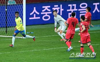  Hong Myung Bo Ho's three-back in 13 minutes...Istevan, Brazil, scores first goal in 13th minute of first half