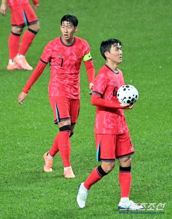  Hong Myung-bo, who shakes the three-back, lost an additional point to Hodrigu in the 41st minute of the first half...02 is taken away