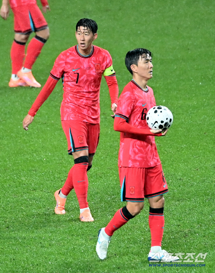Hong Myung-bo, who shakes the three-back, lost an additional point to Hodrigu in the 41st minute of the first half...02 is taken away