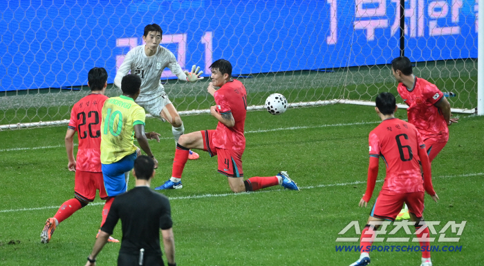 Hong Myung-bo, who shakes the three-back, lost an additional point to Hodrigu in the 41st minute of the first half...02 is taken away