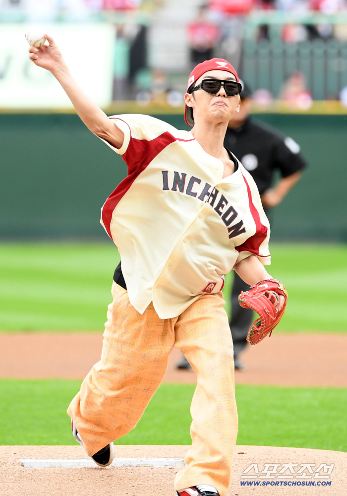  I'm nervous. Sorry..Choi Hyun-wook apologizes for controversy over the first pitch of dizzying fastball to children's fans