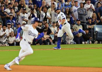 Kim Hye-sung advances to the NLCS with 3 wins and 1 loss in the series by beating Kim Hye-sung, a pinch runner in the 11th inning → the closing score Dodgers beat PHI 2-1 to advance to the NLCS