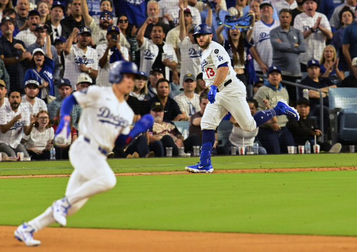 Kim Hye-sung advances to the NLCS with 3 wins and 1 loss in the series by beating Kim Hye-sung, a pinch runner in the 11th inning → the closing score Dodgers beat PHI 2-1 to advance to the NLCS
