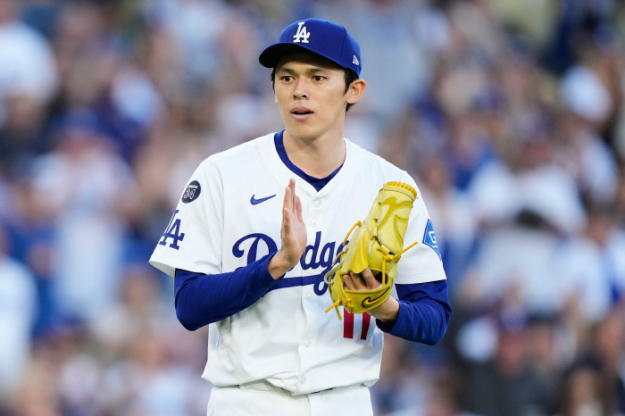 Kim Hye-sung advances to the NLCS with 3 wins and 1 loss in the series by beating Kim Hye-sung, a pinch runner in the 11th inning → the closing score Dodgers beat PHI 2-1 to advance to the NLCS