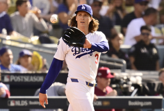 Kim Hye-sung advances to the NLCS with 3 wins and 1 loss in the series by beating Kim Hye-sung, a pinch runner in the 11th inning → the closing score Dodgers beat PHI 2-1 to advance to the NLCS