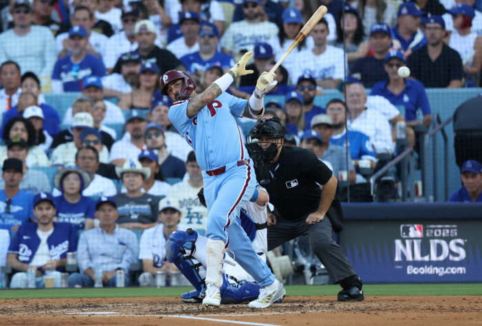 Kim Hye-sung advances to the NLCS with 3 wins and 1 loss in the series by beating Kim Hye-sung, a pinch runner in the 11th inning → the closing score Dodgers beat PHI 2-1 to advance to the NLCS