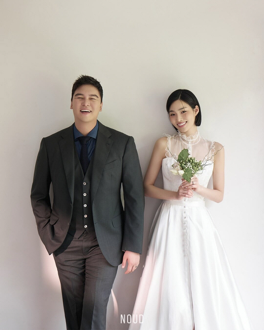 Lee Jang-woo and Cho Hye-won Share Sweet Wedding Pictorial