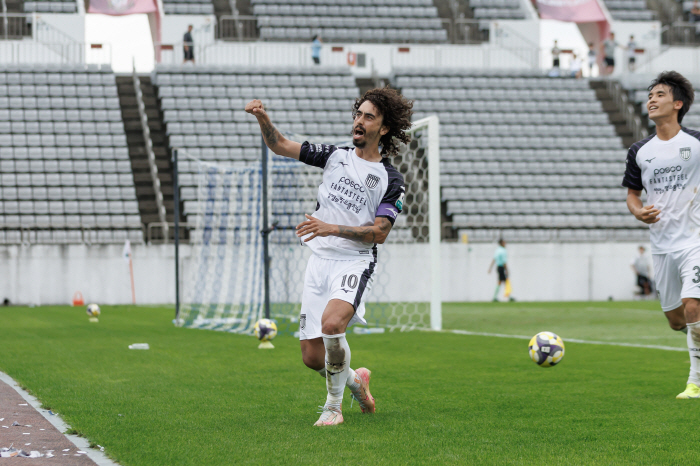  K League 1's Cesinha and K League 2's Valdivia Gwangyang Jesus were selected as K League 233R MVP due to the theater goal against Gyeongnam
