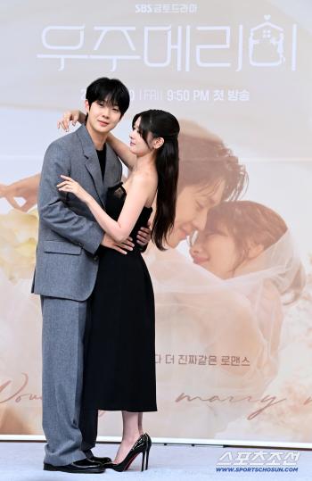  Choi Woo-sik and So-min. Is it the same as the poster