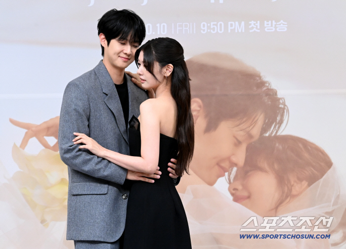  Choi Woo-sik and So-min reenact the poster as it is
