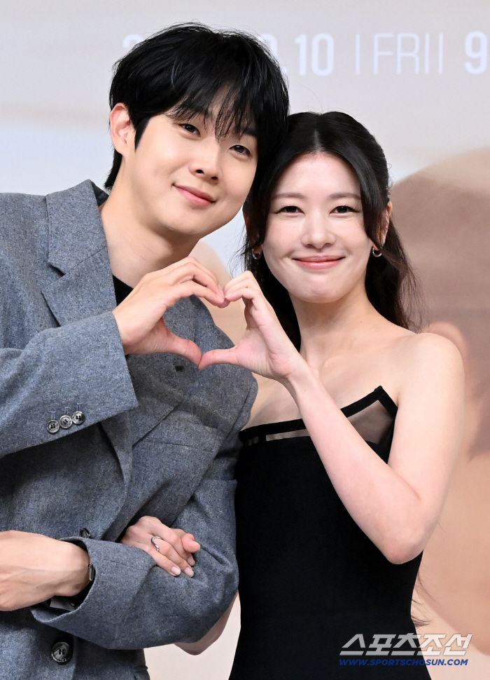  Choi Woo Sik, Jung Somin, make a heart with a friendly pose