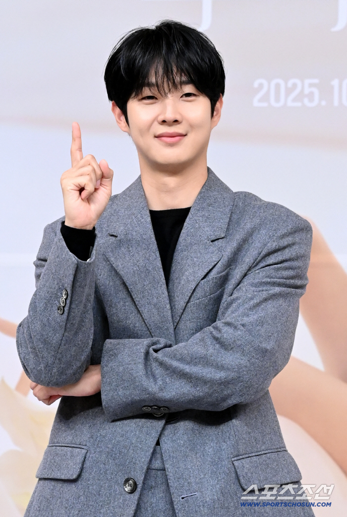  Choi Woo-sik, soft smile