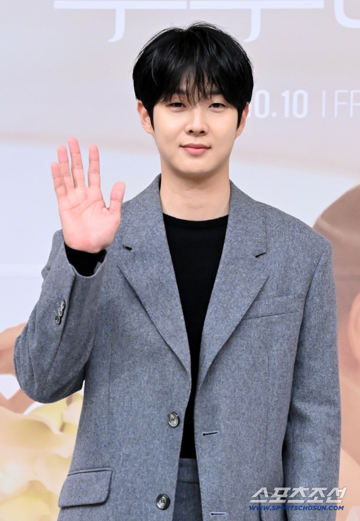  Choi Woo-sik's greeting is sweet, too