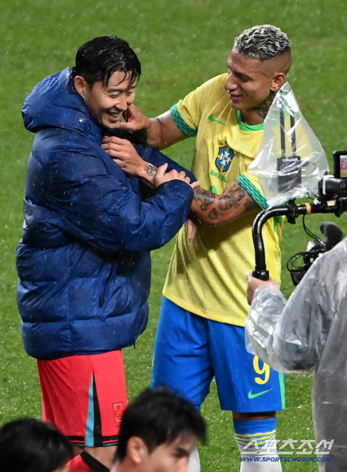  Hishali song, Son Heungmin by the collar?