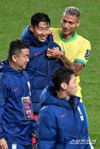  Hishalysong, Son Heung-min, pulling the zipper and playing around