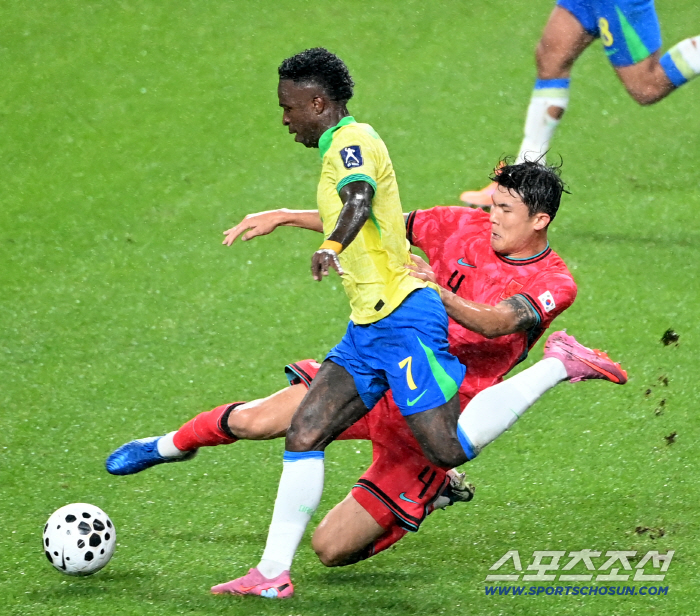  Kim Min-jae stops Vinicius with a tackle
