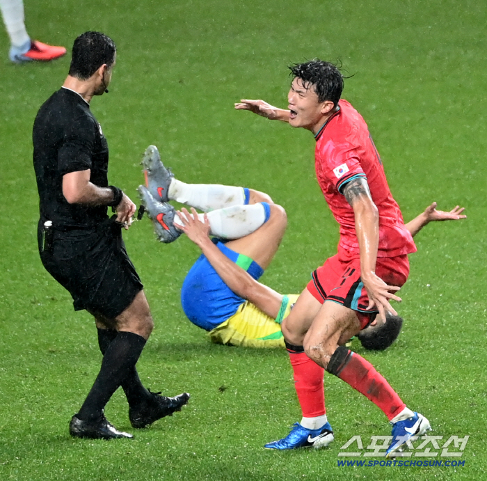  Kim Minjae is outraged by the referee's foul declaration!
