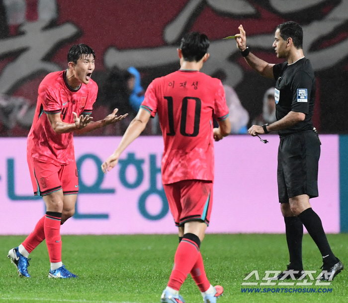 Kim Minjae is receiving a yellow card before Brazil
