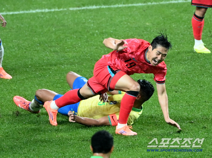  Lee Kang-in is falling down. The tackle is too deep